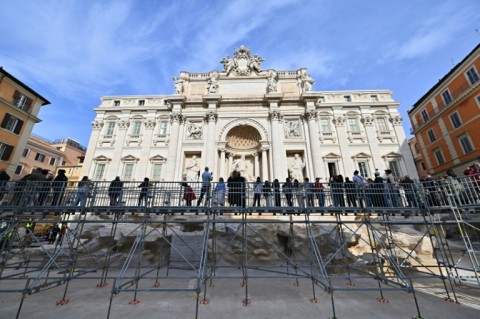 Romeu0027s Trevi Fountain unveils tourist catwalk during cleaning