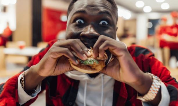 8 foods to avoid eating at airports