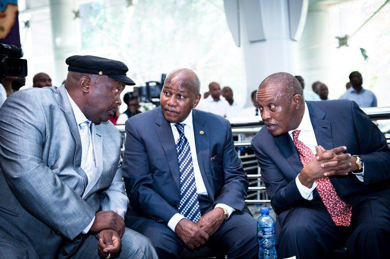 Pirates boss Irvin Khoza presents Chiefs chairman with R2 million