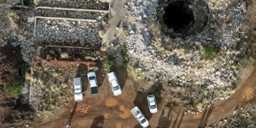 More illegal miners resurface, but run back into shaft after seeing police [VIDEO]