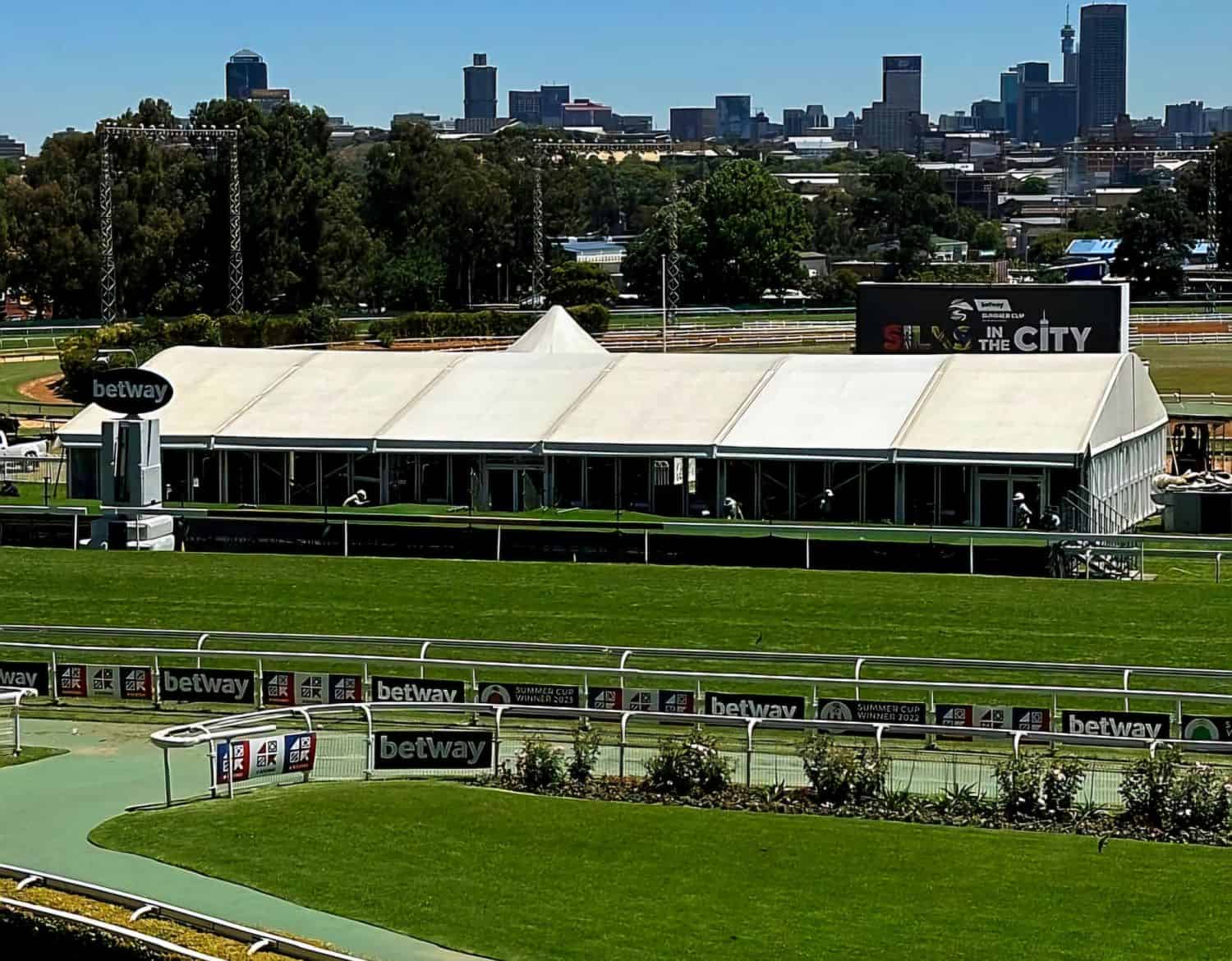 Longshots win first few races as Summer Cup bathed in sunshine