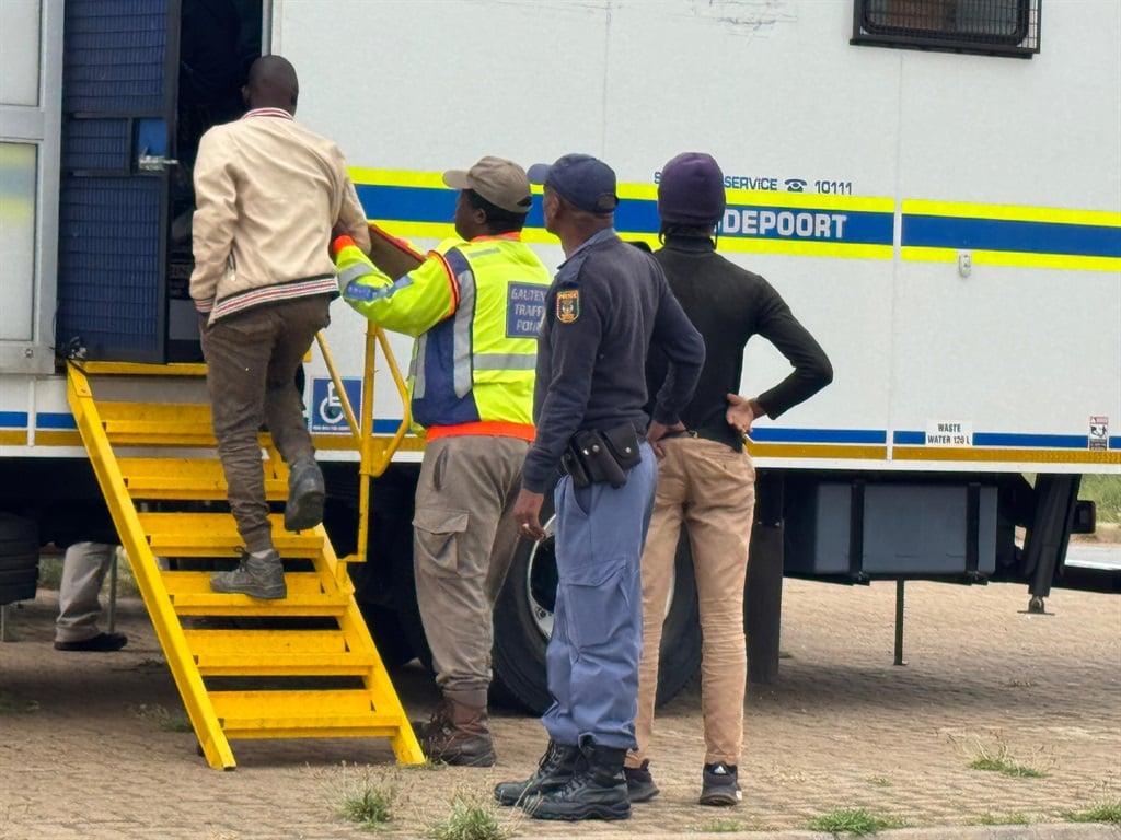 Snl24 | Cops nab 41 undocumented foreigners!
