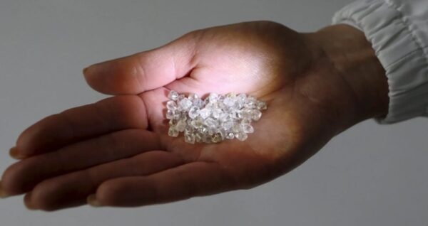 4 expert tips on how to spot real diamonds from fakes
