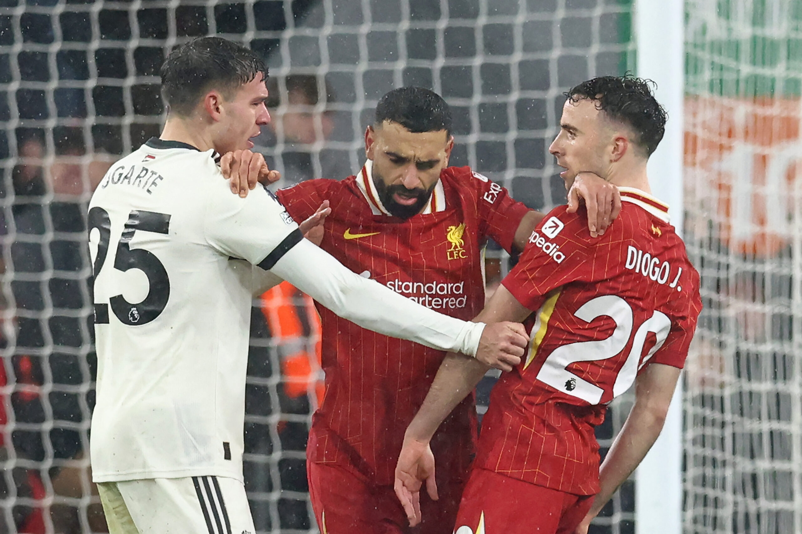 Manchester United hold Liverpool to end losing streak