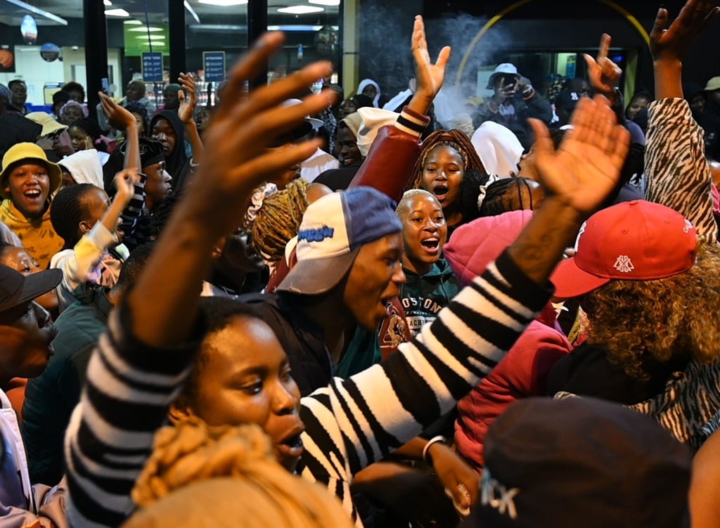 Snl24 | WATCH: No papers, no problem: Matrics turn long night into celebration