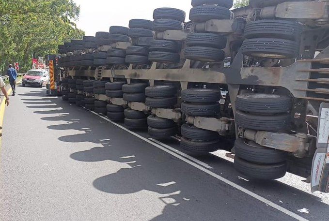 Van Reenen’s Pass accident: Abnormal load truck overturns, loses its load – PICTURES