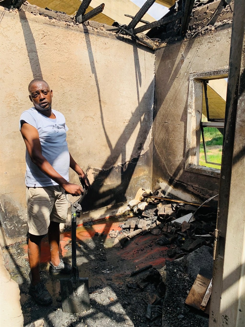 Snl24 | PICS: Fire eats Thuli’s flat!
