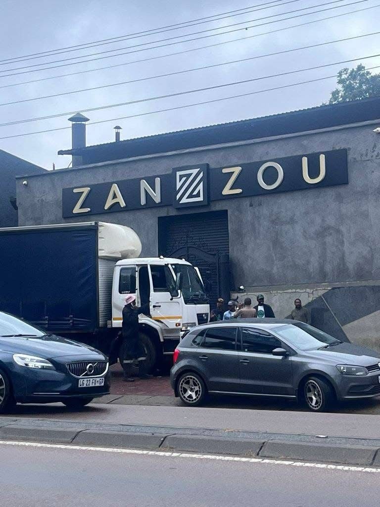 Snl24 | Manhunt for Zanzou nighclub bouncers!