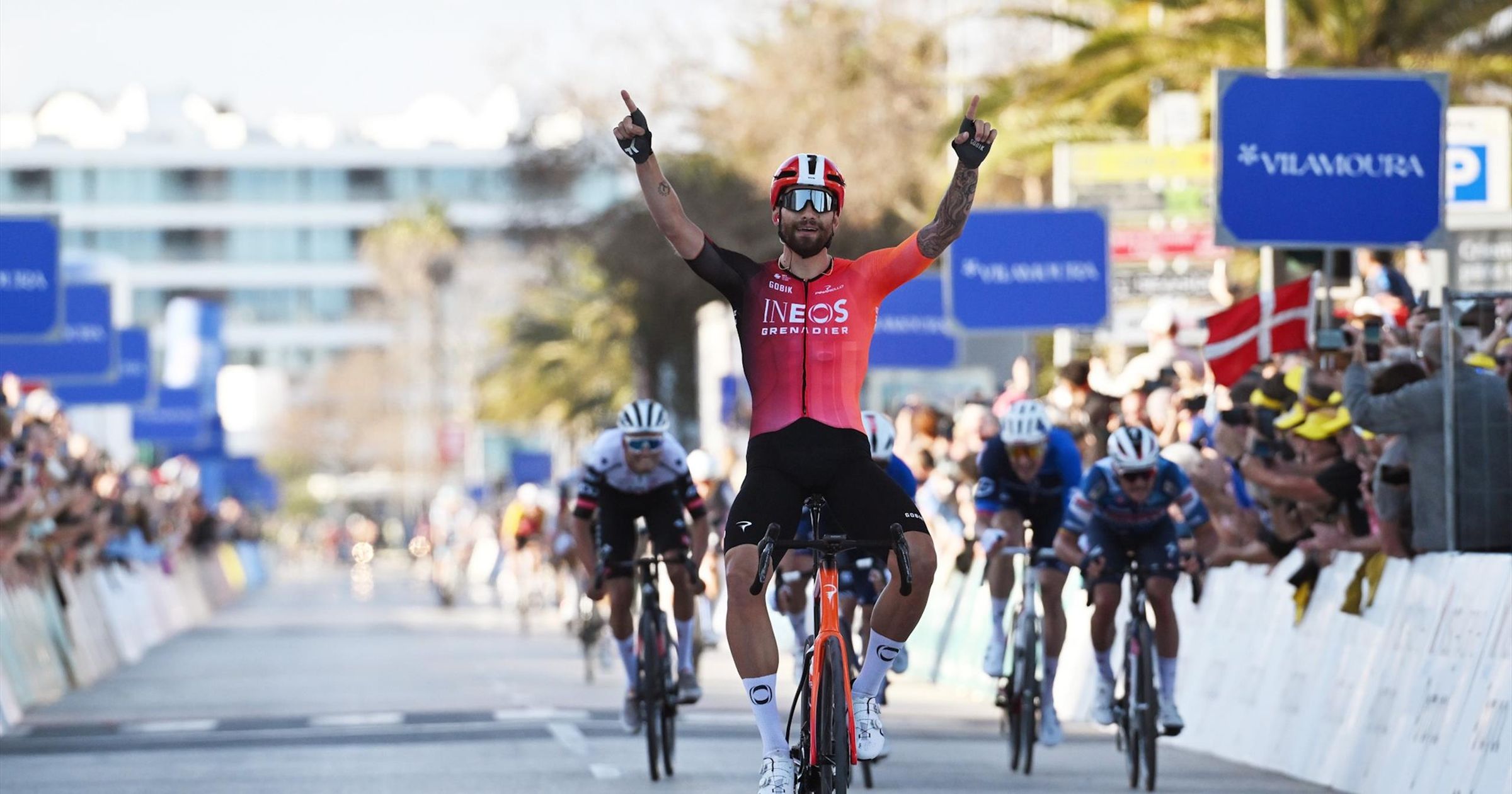 ‘Riders have gone the wrong side’ – Watch as Stage 1 finish causes CHAOS