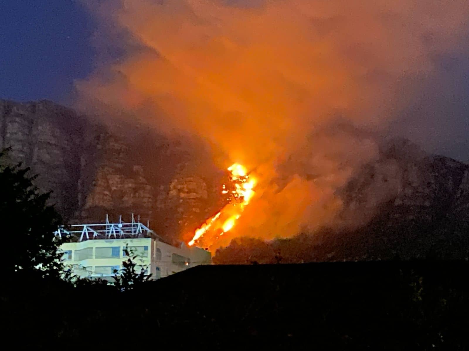 SANParks deploys more than 50 firefighters to contain fire at Table Mountain National Park