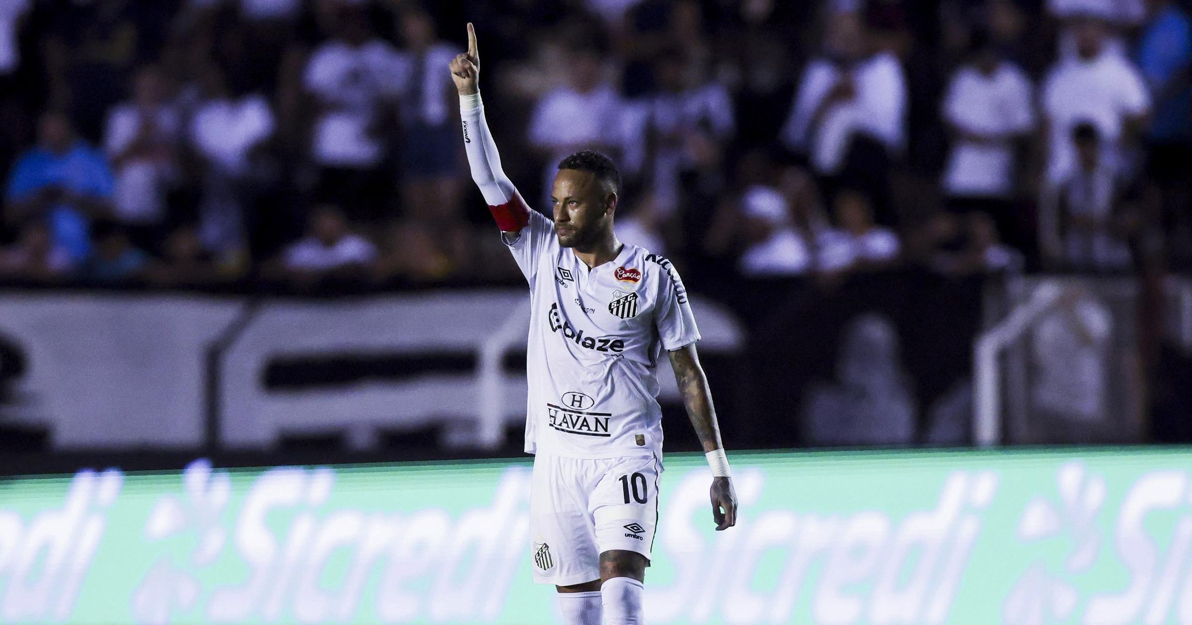 Neymar scores direct from a corner with outrageous Santos goal