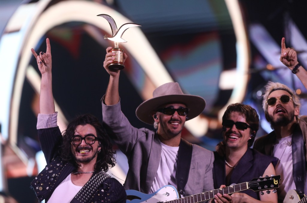 Morat Shines in Viña del Mar Debut, Wins Gold & Silver Gaviotas