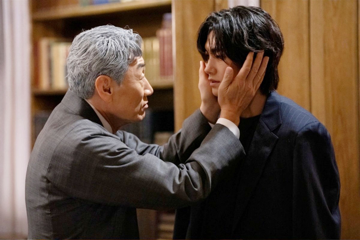 Park Hyung Sik Is Startled By An Embrace From Heo Joon Ho In “Buried Hearts”