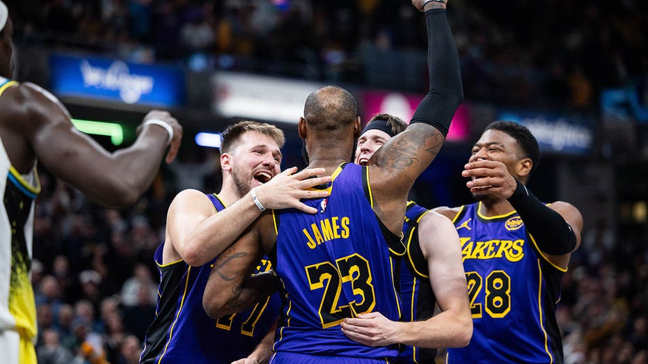 LeBron James tips in game-winner to lift Lakers over Pacers